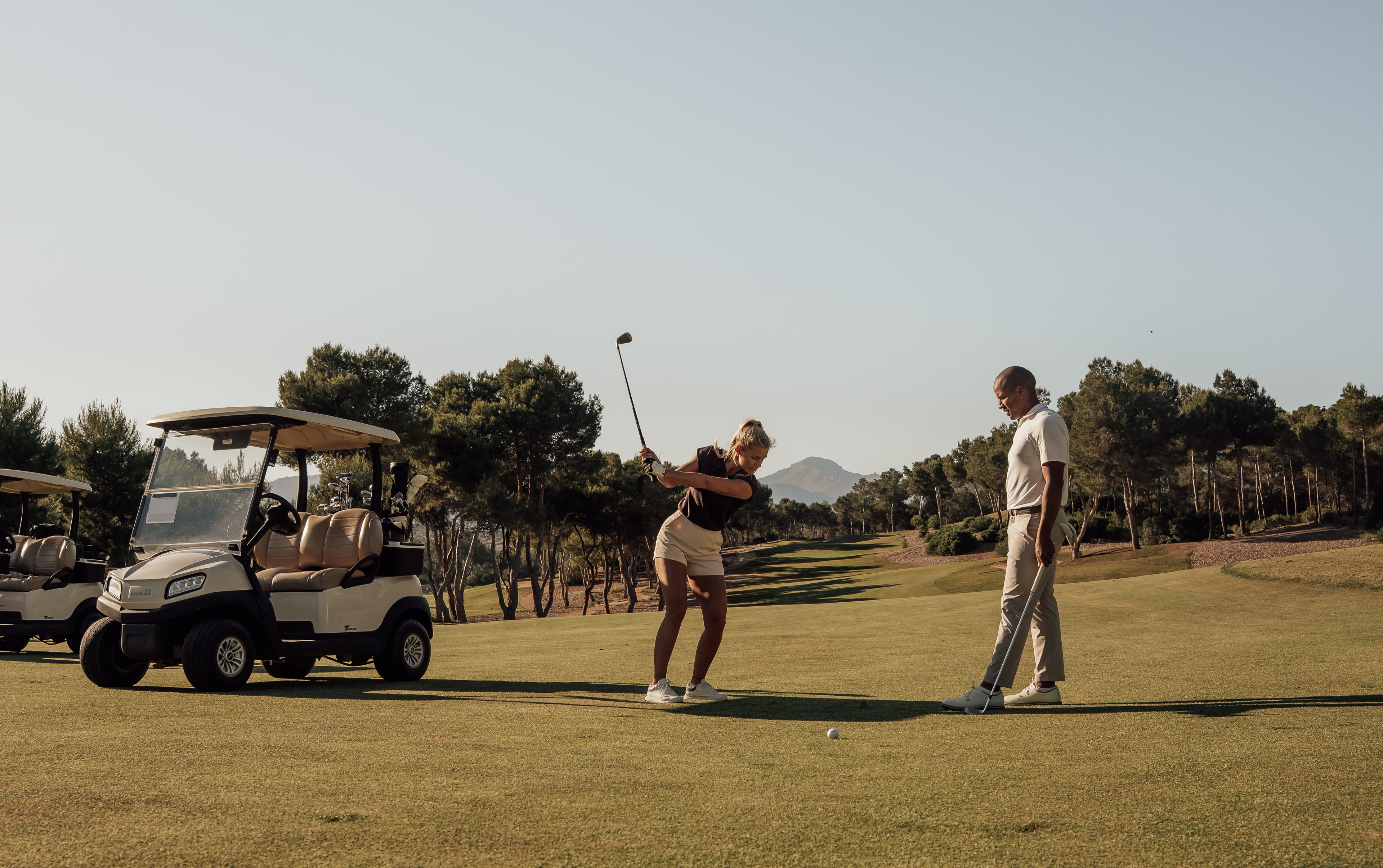 Andy Griffiths coaching a golfer in Mallorca