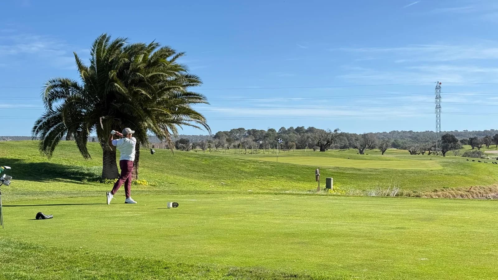 Golfista en el tee de salida del campo de golf Son Gual, Mallorca