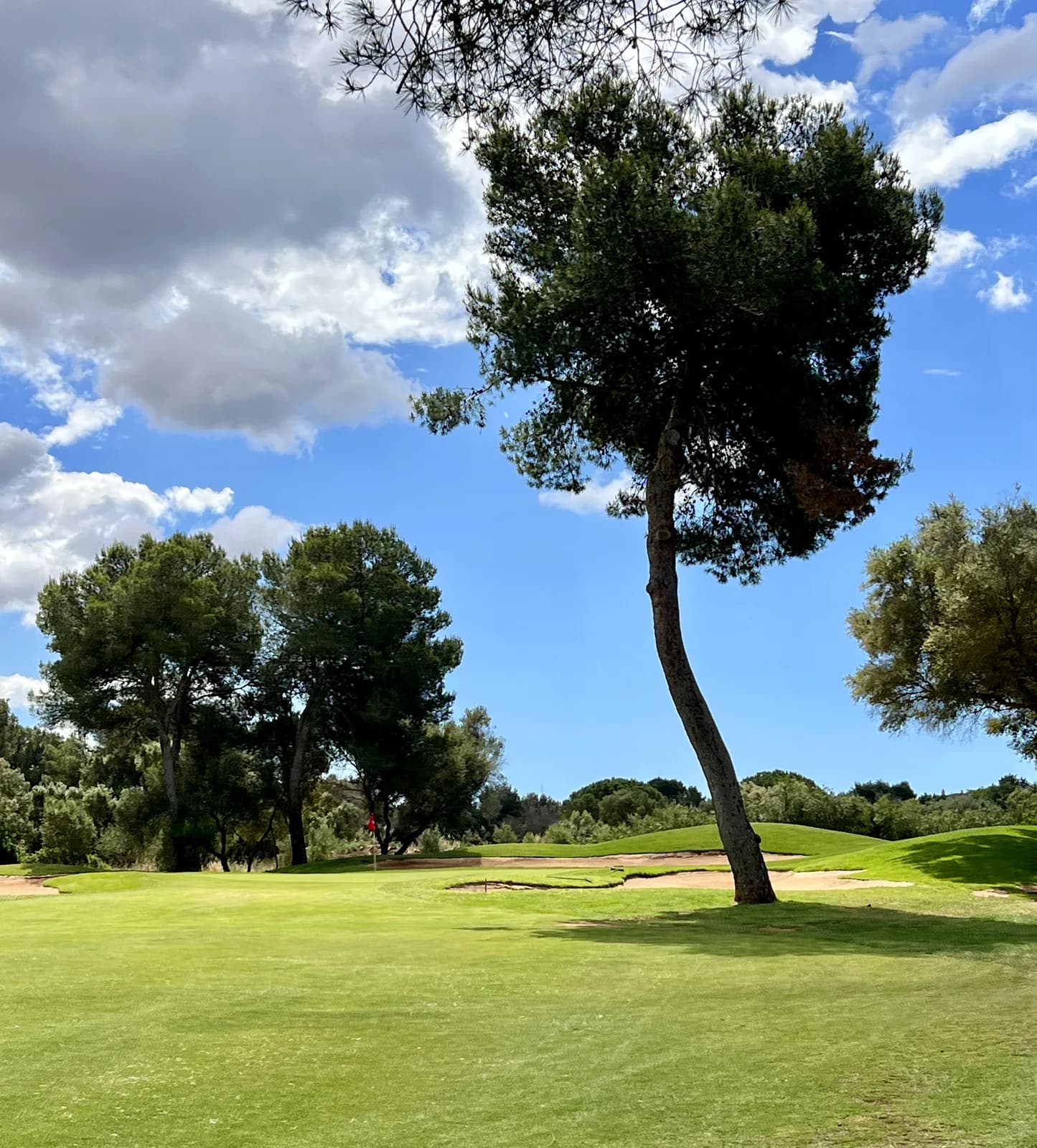 Approach naar hole 16 van Son Antem West, par 5 door de bomen, Mallorca