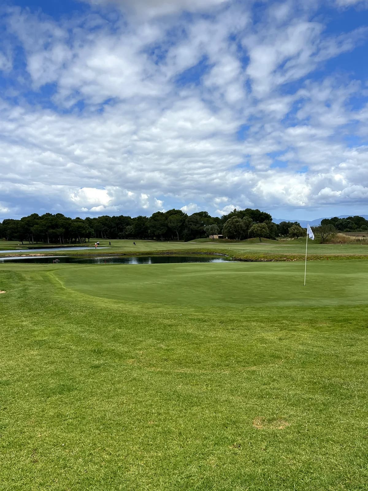 Hole 18 van Son Antem West met water links van de fairway, Mallorca