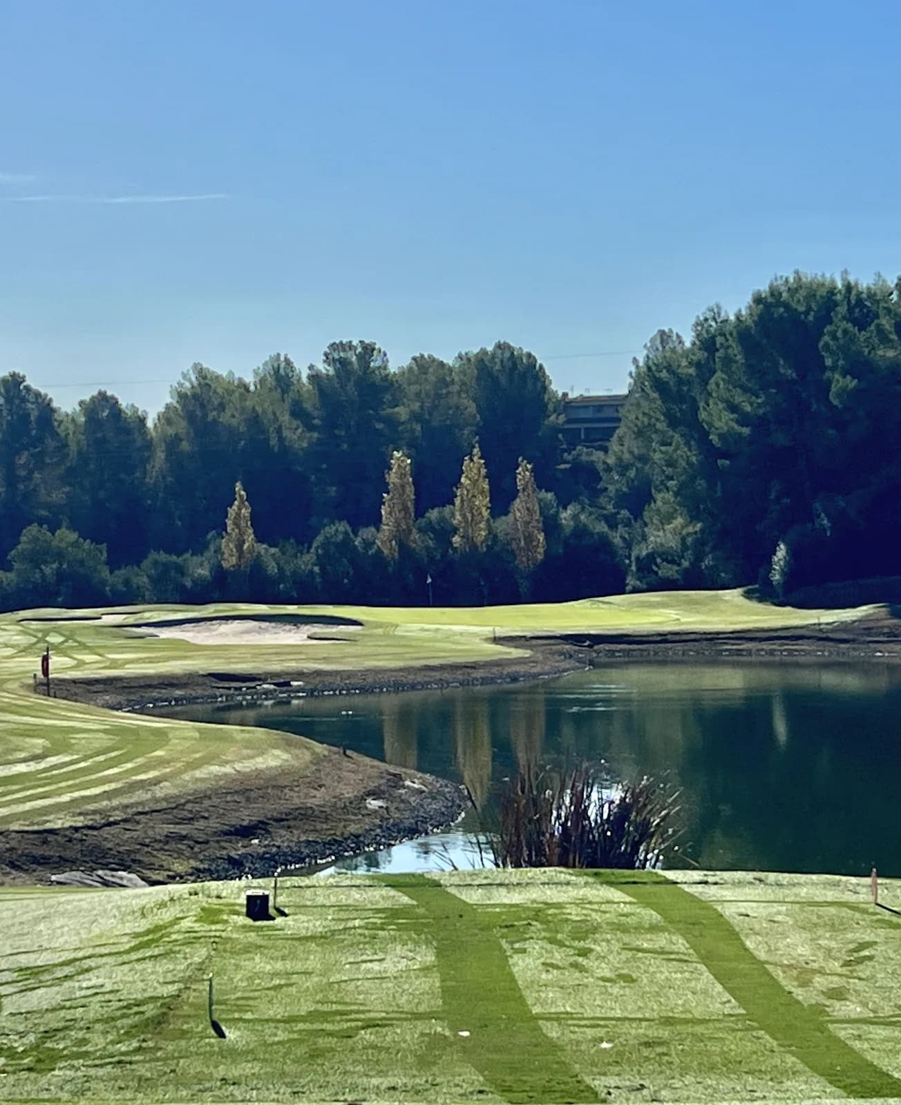 Par 3-hålet 12 på golfbanan Son Quint på Mallorca, spelat nästan helt över vatten
