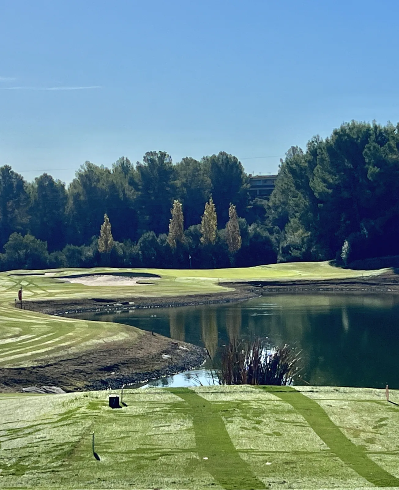 Das Par 3 auf dem 12. Loch von Son Quint Golf Mallorca, fast vollständig über Wasser