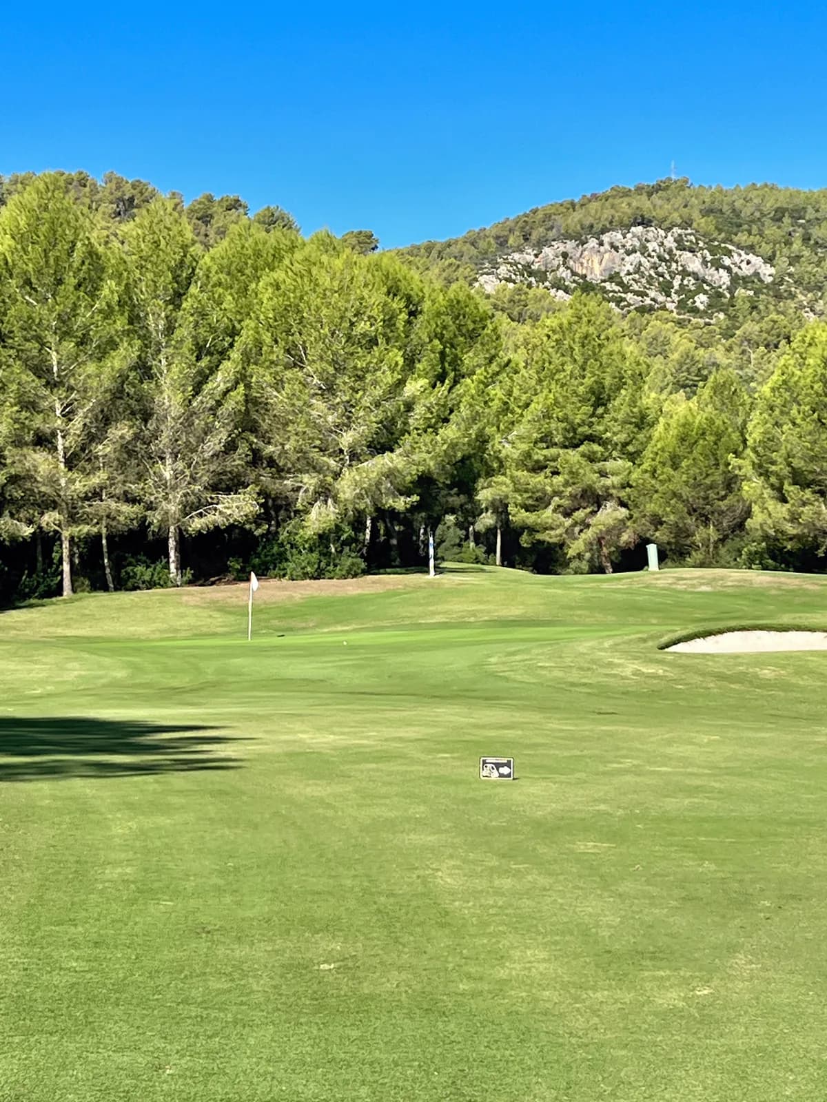 Inspel på back nine på Son Quint med berg bakom greenen