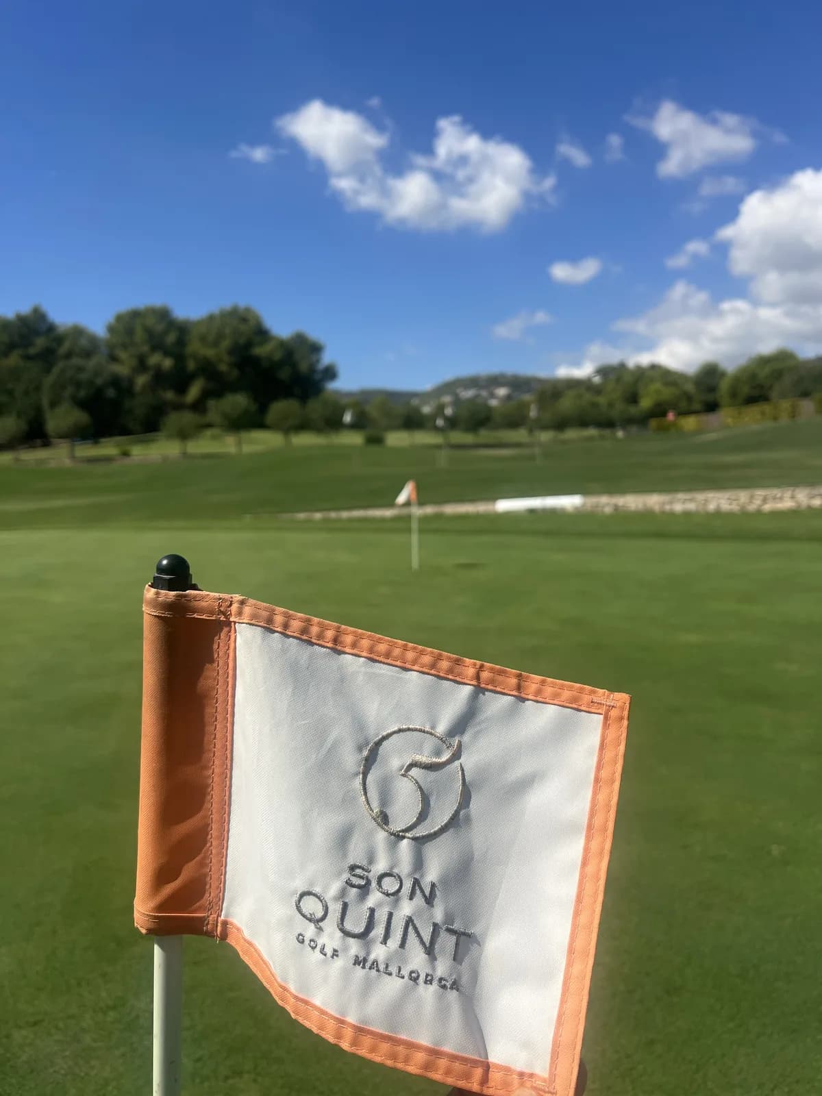 Puttinggreen på Son Quint med en orange Son Quint-flagga i förgrunden