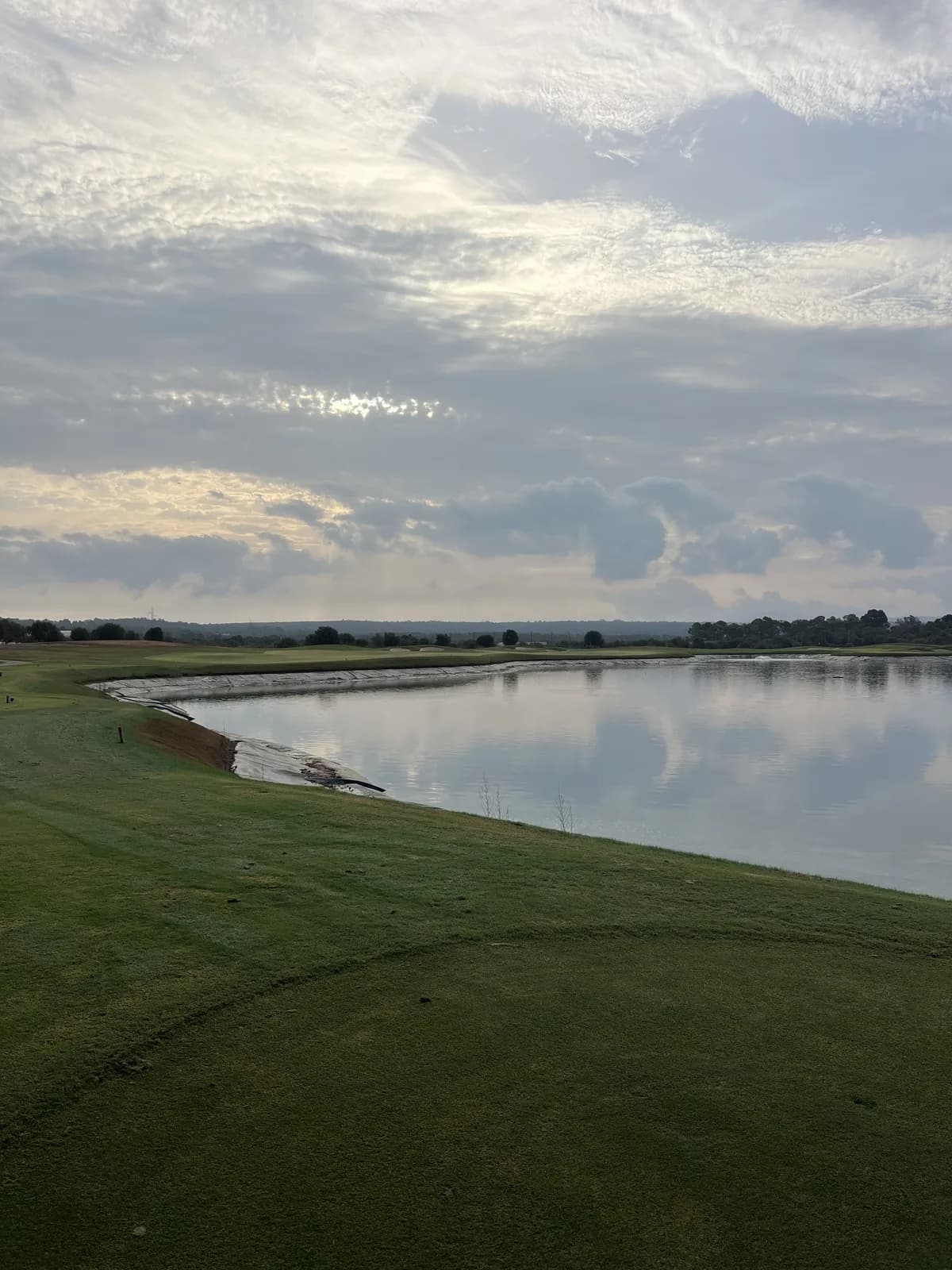 T Golf Palma第8洞右侧的水障碍,天空多云