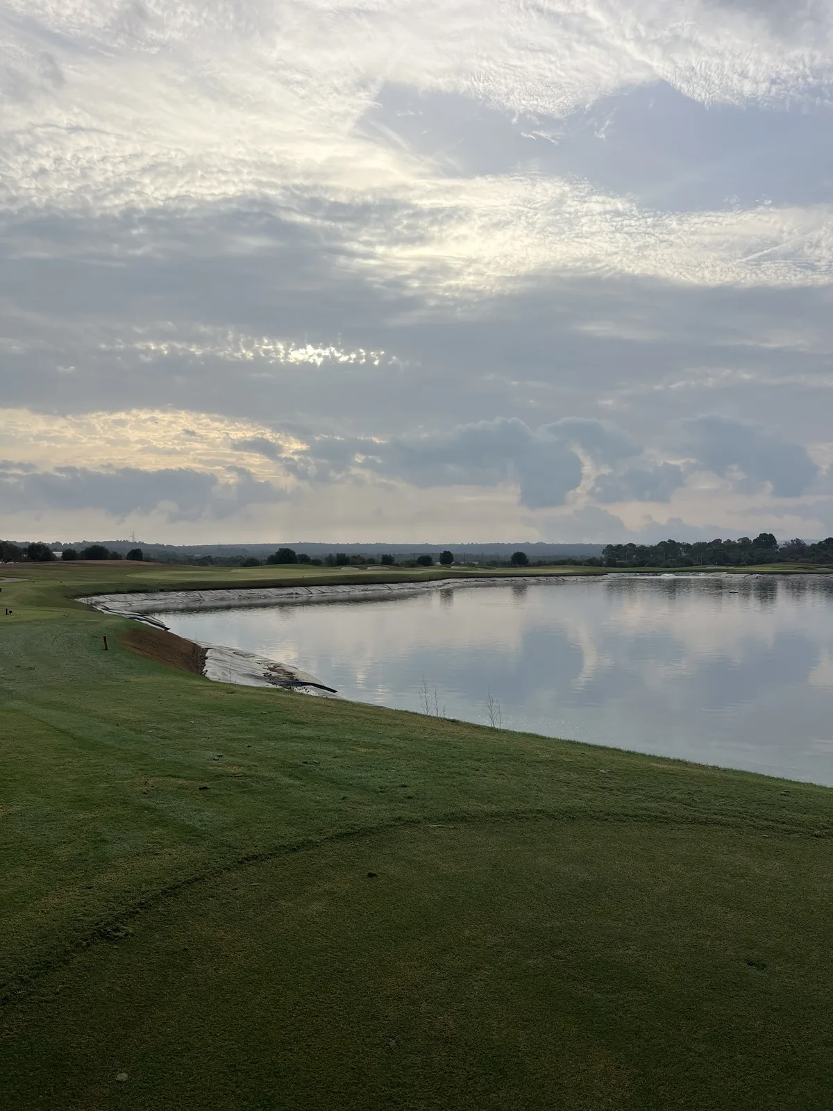 Das Wasserhindernis auf der rechten Seite des 8. Lochs in T Golf Palma unter bewölktem Himmel