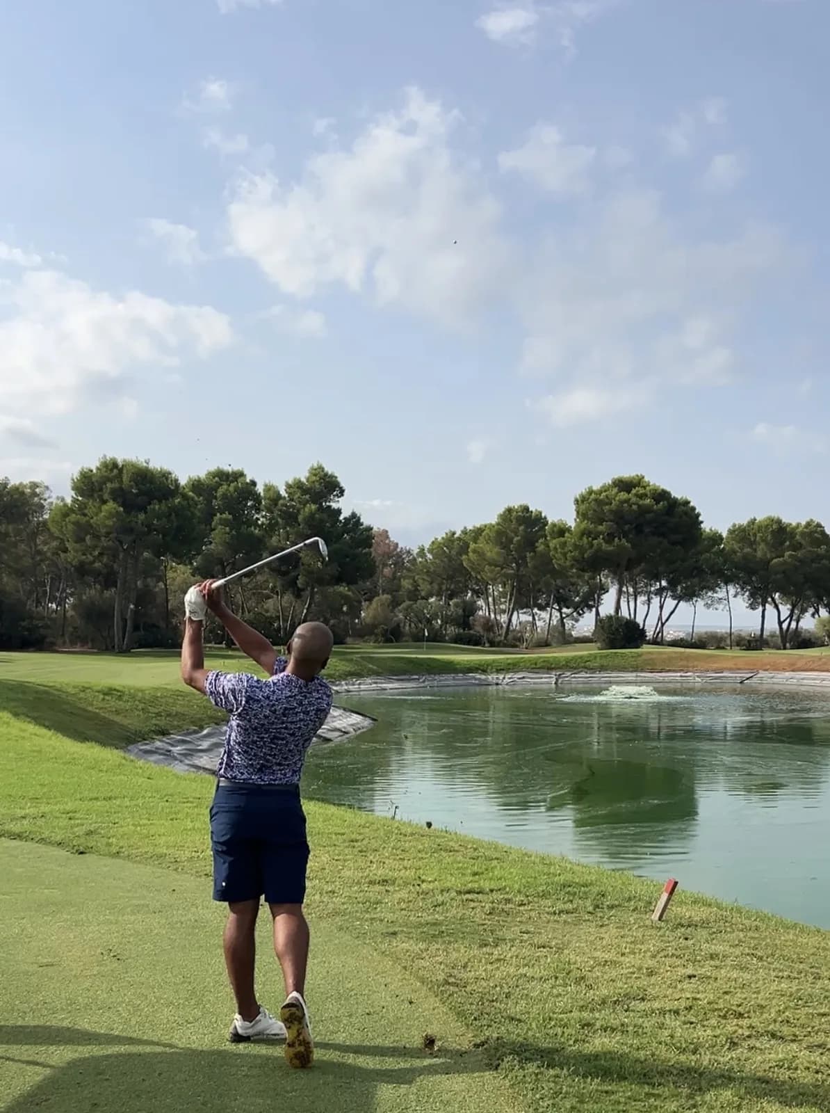 球手在T Golf Palma第15洞越过水面打进攻杆